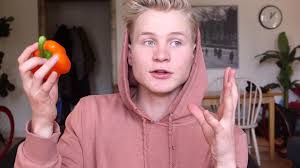 Even cinemates gepromoot op de huishoudbeurs :) kalvijn. Youtuber Kalvijn Start Als Eindbaas Bij Fanta Say Whut Girlz