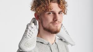 Further, he used 9 (uk) size of shoes. Liverpool Bindet Top Talent Elliott