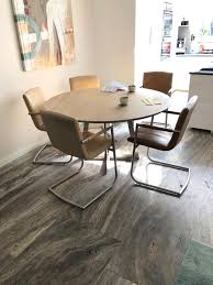 pin op ronde eettafel