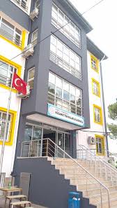 Yazın gelmesi ile birlikte kıştan yeni çıkmış binaların dış yüzeyindeki hataları ve boya dökülmelerini onarmanın vakti geldi de geçiyor bile. Ana Bina Dis Cephe Boya Calismasi Bitti Husamettin Kulakli Ilkokulu Facebook