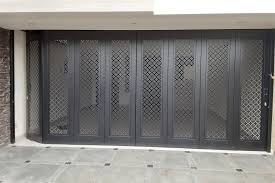 Beberapa contoh desain pintu garasi besi sliding, referensi untuk anda yang ingin memasang pintu garasi pada hunian anda. Ide Pintu Garasi Mobil Untuk Berbagai Tipe Bangunan Pintu Garasi Ss Rel Pintu Garasi Wina Wina Ss