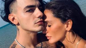 Elena d'amario si è raccontata senza filtri. Amici Alessio La Padula Strana Dedica A Elena D Amario E Ancora Amore