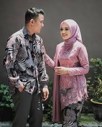 Model baju batik couple dan kebaya terbaru 2020/2021 buat pesta kondangan wisuda pertunangan baju batik couple kebaya. 9 Motif Kebaya Couple Terbaru Bernuansa Kalem Dan Elegan Bikin Kompak Bareng Pasangan