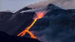 6 el vulcanismo empezó hace 300.000 años hacia el suroeste de la cumbre actual, antes de que la actividad se moviera hacia el centro actual hace unos 170.000 años. Italie Le Volcan Etna A Nouveau En Eruption