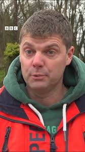 Yr ymateb ym Mhenygroes na fydd meddyg teulu sy'n siarad Cymraeg bellach yn  gwasanaethu'r ardal.