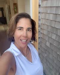 🌺Spring is in the air! After a productive day at work, I love taking an  evening walk along the boardwalk at Oak Bluffs Harbor. The sounds of  rippling waves and the salty