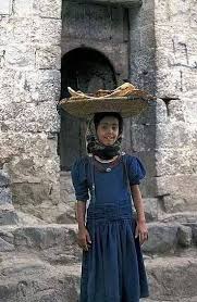بنت من بنات الريف اليمني تحمل الخبز yemen beautiful people beautiful children