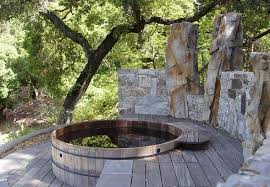 Belebendes Garten Design Mit Rundem Tauchbecken Und Allrounder Steinmauer Garten Diy Whirlpool Garten Whirlpool Deck Tauchbecken