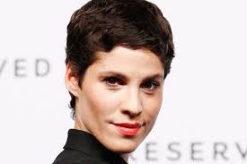 Es principalmente conocida por su papel en la serie de abc family, the secret life of the american teenager, por su papel principal en bajo la misma estrella. Haare Ab Promis Mit Kurzhaarfrisuren Brigitte De