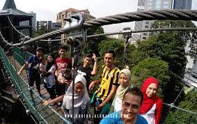 Berhadapan dengan ruang masuk utama pavilion kl terdapat pancuran air liuli crystal yang dengan hanya sekali bayaran (yang sangatlah murah) anda boleh bergambar sepuas hati di dalam 9. Taman Eko Rimba