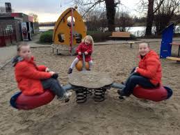 De speeltuin ligt tegenover de entree. Blaarmeersen Pagina 10 Witch