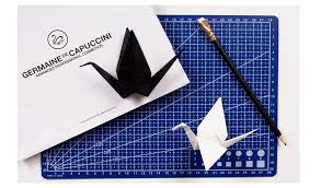 En esta pagina encontraran algunas imágenes que te muestra detallada mente como hacer figuras de papel (origami) espero que les guste y. This Christmas Give Origami Swans Germaine De Capuccini