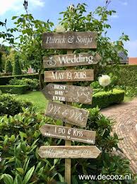 trouwpaal wegwijspaal trouwbord bord met pijlen wegwijsbord wegwijzer huwelijk huwelijksbord wedding bruiloft deuren bruiloft welkomstbord tuin bruiloft