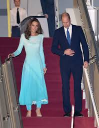 Voir plus d'idées sur le thème robe kate middleton, kate middleton, mode. Kate Middleton Une Arrivee Remarquee Au Pakistan Dans Une Robe Traditionnelle Elle