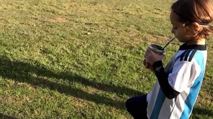 Buscan a un nene argentino atrapado entre los escombros