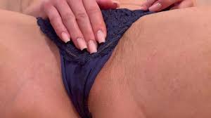 非常脏的奶油味内裤特写！女孩隔着内裤摩擦阴蒂在线观看