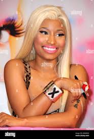 Nicki Minaj firma copie di 'Pink Friday: Roman Reloaded' ad un CD firma al  Best Buy, Westfield Pavillion Mall Center Court, Culver City, CA Foto stock 