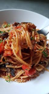 Spaghetti A L Aubergine Grillee Et Poivron Rouge A La Sauce Tomate My Tasty Cuisine Recettes De Cuisine Recette Cuisine Italienne