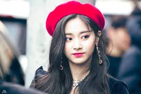 Twice S Tzuyu In Home Quarantine In Taiwan Members Tease Her During Live Broadcast Kpopstarz She began to get public attention from her appearance on the jyp reality favourite fashion ― simple white or black top, skinny jeans. taiwan members tease her