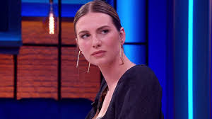 De meeste manen in het zonnestelsel zijn erg klein, maar er zijn een aantal grote, planeetachtige manen. Maan Onthult In Talkshow Beau Waarom Ze Geen Rokjes Meer Draagt