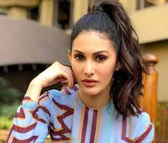 Amyra father's name is gulzar dastur (a surgeon and the director of bhatia hospital) and mother's name is. Amyra Dastur Wiki Age Boyfriend Family Biography More Wikibio