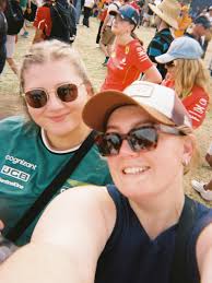 me 🤝🏼 the same fkn pose