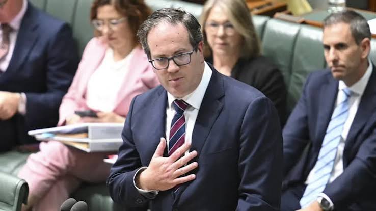 Minister's admission after veteran snub - Yahoo News Australia