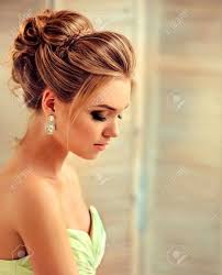 Frisur Fur Hochzeit Elegante Brautfrisur Mit Locken Frisur Fur Hochzeit Elegante Brautfrisur Mit Locken Hochz In 2020 Frisur Hochzeit Frisuren Hochzeit Brautfrisur