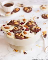 Non è fame, è più.voglia di qualcosa di buono! se la voglia improvvisa di cioccolato ti assale, prepara in casa i celebri cioccolatini rocher, con la nostra ricetta sarà un gioco da ragazzi e renderai ambrogio fiero di te! Mendiants Di Cioccolato E Frutta Secca Cioccolatini Fai Da Te Passami La Ricetta