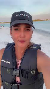 Kari Gomez Beach Torta