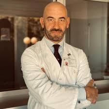 Lui è forse il più carismatico tra i tanti volti di medici, virologi e infettivologi che nell'ultimo anno e mezzo di pandemia entrano ogni giorno nelle nostre case dallo schermo della tv. Matteo Bassetti E La Presenza In Tv Fatevene Una Ragione Sono Pagato Anche Per Questo