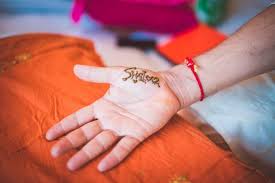 It S So Cute Couple Name Written On Groom S Hands With Mehendi C What Knot Photography Trending M Mehandi Designs Mehendi Designs Simple Mehendi Designs