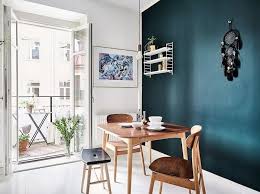 1001 Conseils Et Idees Comment Adopter La Couleur Bleu Petrole En Deco Decoration Maison Deco Salle A Manger Table Et Chaises En Bois