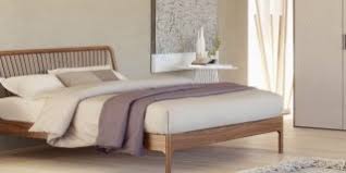 Letto matrimoniale, in legno, con rete in doghe in legno, contenitore e comodini smontabili dalla struttura del letto. Camera Da Letto A Tinte Chiare Cose Di Casa