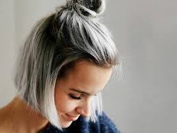 Haare Weib Farben Die Vor Und Nachteile Dieses Neuen Trends Graue Balayage Bob Haaregrau Blonde Haare Grau Farben Frisuren Graue Haare Haarschnitt Kurz