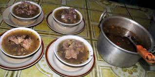 Tambahkan daun salam, serai, daun jeruk dan kemudian masaklah. Pertahankan Resep Kuno Becek Ndeso Bu Yati Digemari Para Pejabat Halaman All Kompas Com