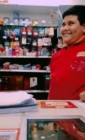 La peculiar expresión del niño la realiza ahora cada vez que los clientes llegan por hamburguesas. La Historia Detras Del Meme Del Nino Del Oxxo Cambio 22