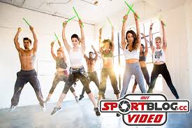 Jede gruppe ist mit einem würfel, einem papier und einem bleistift ausgerüstet. Pound Fitness Trainieren Wie Ein Rockstar