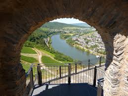Nordwestlich der burg landshut schlängelt sich der tiefenbach durch den hunsrück. Burg Landshut Augenschmaus Uber Bernkastel Kues