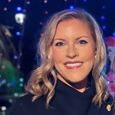 Karen Blais's Instagram, Twitter & Facebook