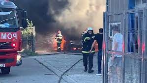 Severin, pompierii au descoperit trupul carbonizat al unei fete de 15 ani, aceasta având și un handicap. Stiripesurse Ro Incendiu Cu DegajÄƒri Mari De Fum Produs La O Vulcanizare Din Drobeta Turnu Severin Facebook