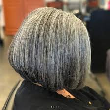 20 Idees De Coupes Et Coiffures Pour Cheveux Blancs Cheveux Blancs Cheveux Coiffure Carre Plongeant Cheveux