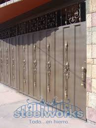 Los portones permiten dotar a la vivienda de una abertura cómoda y segura con la cual dividir el interior del exterior de la propiedad. Portones Steelworkshonduras