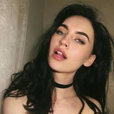 Image In Girls Collection By T On We Heart It Black Hair Aesthetic Hair Pale Skin Black Hair Pale Skin