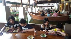 Selain menyajikan pemandangan dan desain yang. 7 Rumah Makan Khas Sunda Di Bandung Yang Populer Pariwisataku