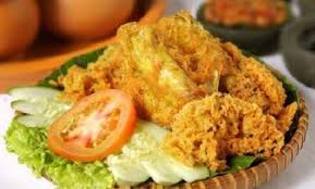 Kocok susu dan telur yang ada dengan menggunakan whisk hingga campurannya rata dan terlihat berbusa. Cara Membuat Ayam Goreng Kremes Sederhana Yang Maknyus Abadikini Com