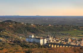 Castelli romani, campagna romana, grand tour, ville romane, dimore storiche, famiglia chigi, storia papale, il gattopardo interni l'intera area venne edificata quando flavio, insieme a mario ed agostino chigi, fratello e nipoti del pontefice alessandro vii, acquistarono nel 1661 il. Palazzo Chigi In Ariccia Dimora Barocca E Museo