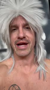 Montréal! You were absolutely wonderful. Merci beaucoup 🤩 Until the next  time @foufouneselectriques #jonasandthejaguarmoon ( 📹 @cb43media )  #indierock #liveconcert #truthbetold #newmusic #livemusic #rocknroll