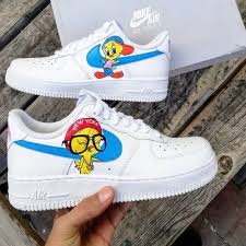 Personnalise Nike Air Force 1 Tweety Baskets Sur Mesure Chaussures Sur Mesure Nike Personnalise Cou Nike Shoes Air Force Air Force Shoes Custom Nike Shoes