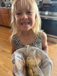 Why do some cookies turn green and others blue?